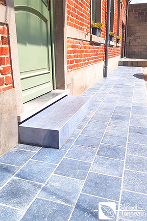002_Amenagement_Terrasse_en_pierre_bleue_exterieur_Samuel_Tonneau_amenagement_jardin_entretiens_Tournai_Peruwelz_Tourpes_Beloeil_Mons